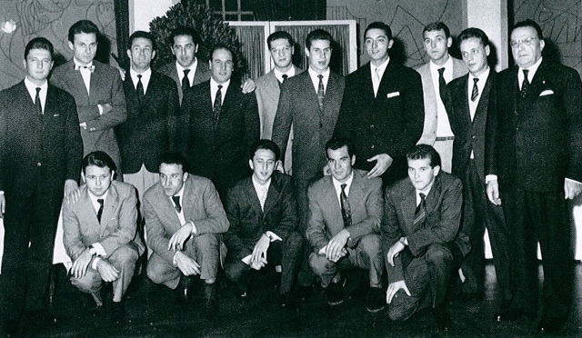 Formazione Pallacanestro All'Onestà Milano 1959/60. In piedi da sx: Giovanni Milanaccio, Forastieri (all.), Mantovani, De Mattei, Coloru (dir.), Carli (aiuto all.) Valentino Milanaccio. Accosciati da sx: Ruspi, Rucano, De Simone, Marsi.